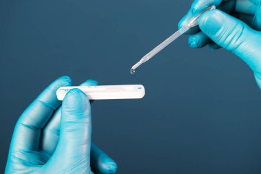 Sağlık sigortası COVID-19, koronavirüs temizleme kiti, koruyucu eldiven takıyor.