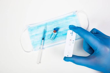 Düz bir aşı, test ve tıbbi maske. Coronavirus salgını sırasında önleme kavramı.