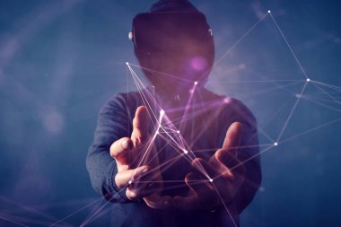 Metaverse dijital siber dünya teknolojisi. VR gözlüklü bir adam AR artırılmış realite oyunu ve eğlence oynuyor. NFT oyun fütüristik yaşam tarzı.