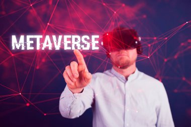 Metaverse dijital siber dünya teknolojisi. VR gözlüklü bir adam AR artırılmış realite oyunu ve eğlence oynuyor. NFT oyun fütüristik yaşam tarzı.