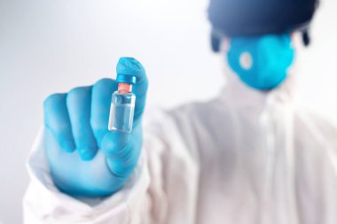 VR tıbbı. Doktor tıbbi amaçlar için sanal gerçeklik kulaklığı kullanıyor..