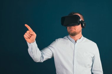 Metaverse dijital siber dünya teknolojisi. AR artırılmış gerçekliği kullanan VR gözlüklü bir iş adamı. NFT, gelecekçi yaşam tarzı konsepti