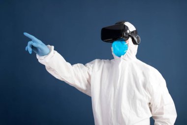 VR tıbbı. Doktor tıbbi amaçlar için sanal gerçeklik kulaklığı kullanıyor..