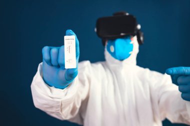 VR tıbbı. Doktor tıbbi amaçlar için sanal gerçeklik kulaklığı kullanıyor..