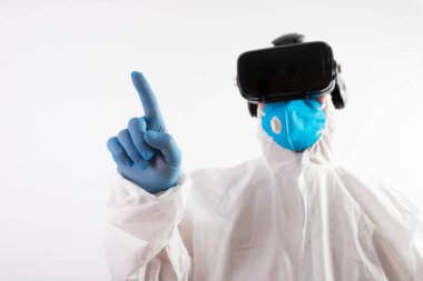 VR tıbbı. Doktor tıbbi amaçlar için sanal gerçeklik kulaklığı kullanıyor..