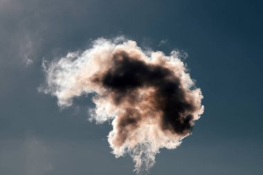 Elektrik santrali bacalarından gelen hava kirliliği. Sanayi ve küresel ısınma kavramı