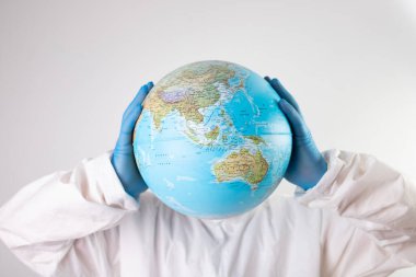 Dünya salgın tehlikesi kavramı. Dünya küresi ve silindir şapkası olan bir erkek doktor..