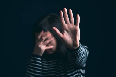 Kadın şiddeti ve istismar konsepti. Kadınlara ve insan kaçakçılığına yönelik aile içi şiddeti durdurun.