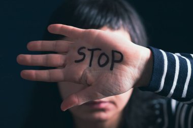 Kadın şiddeti ve istismar konsepti. Kadınlara ve insan kaçakçılığına yönelik aile içi şiddeti durdurun.