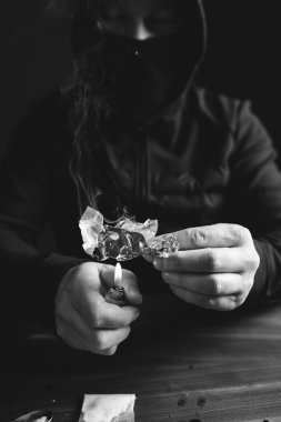 Bağımlı / bağımlı adam uyuşturucu hazırlıyor. Suç ve uyuşturucu bağımlılığı kavramı.