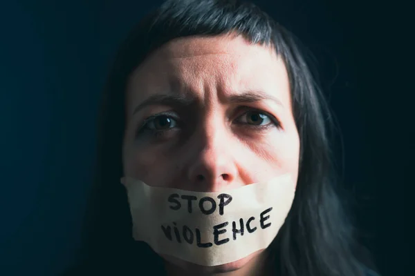 妇女暴力和虐待概念 停止对妇女的家庭暴力和人口贩运 用胶带捂住嘴的妇女 停止暴力文本 — 图库照片