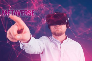 Metaverse dijital siber dünya teknolojisi. AR artırılmış gerçeklik NFT kullanan VR gözlüklü iş adamı, fütüristik yaşam tarzı konsepti