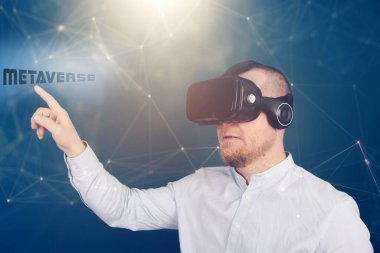 Metaverse dijital siber dünya teknolojisi. AR artırılmış gerçeklik NFT kullanan VR gözlüklü iş adamı, fütüristik yaşam tarzı konsepti
