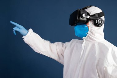 VR tıbbı. Doktor tıbbi amaçlar için sanal gerçeklik kulaklığı kullanıyor..