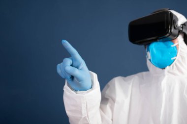 VR tıbbı. Doktor tıbbi amaçlar için sanal gerçeklik kulaklığı kullanıyor..