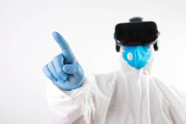 VR tıbbı. Doktor tıbbi amaçlar için sanal gerçeklik kulaklığı kullanıyor..