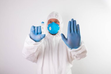 Doktor, Coronavirus enfeksiyonu teşhisi için COVID-19 testi yapın. Bulaşıcı salgın konsepti