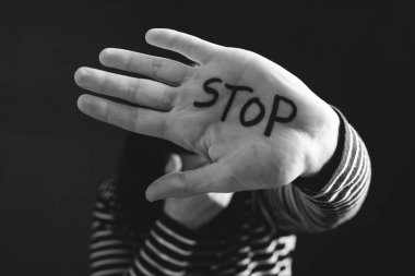 Kadın şiddeti ve istismar konsepti. Kadınlara ve insan kaçakçılığına yönelik aile içi şiddeti durdurun.