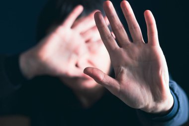 Kadın şiddeti ve istismar konsepti. Kadınlara ve insan kaçakçılığına yönelik aile içi şiddeti durdurun.