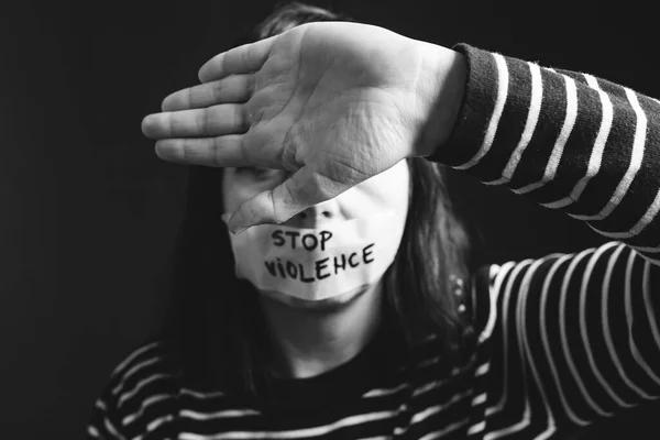 妇女暴力和虐待概念 停止对妇女的家庭暴力和人口贩运 用胶带捂住嘴的妇女 停止暴力文本 — 图库照片