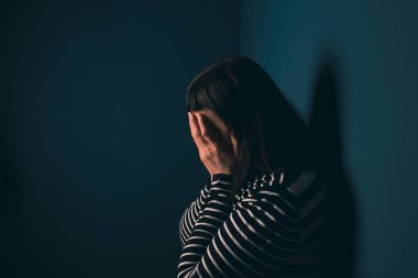 Kadın şiddeti ve istismar konsepti. Kadınlara ve insan kaçakçılığına yönelik aile içi şiddeti durdurun.