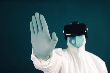VR tıbbı. Doktor tıbbi amaçlar için sanal gerçeklik kulaklığı kullanıyor..
