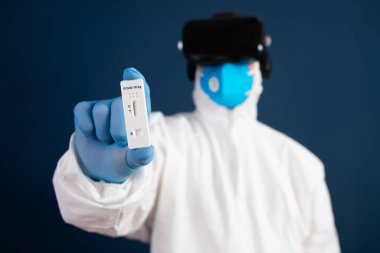 VR tıbbı. Doktor tıbbi amaçlar için sanal gerçeklik kulaklığı kullanıyor..