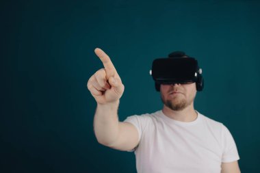 Metaverse dijital siber dünya teknolojisi. Sanal gerçeklik gözlüklü adam AR 'ı kullanarak eğleniyor. NFT oyunu, fütüristik yaşam tarzı.