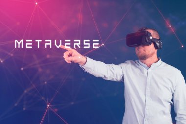 Metaverse dijital siber dünya teknolojisi. AR artırılmış gerçeklik NFT kullanan VR gözlüklü iş adamı, fütüristik yaşam tarzı konsepti