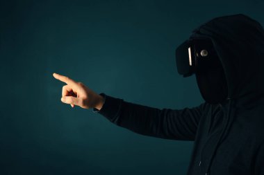 Metaverse dijital siber dünya teknolojisi. VR gözlüklü bir adam AR artırılmış realite oyunu ve eğlence oynuyor. NFT oyun fütüristik yaşam tarzı.