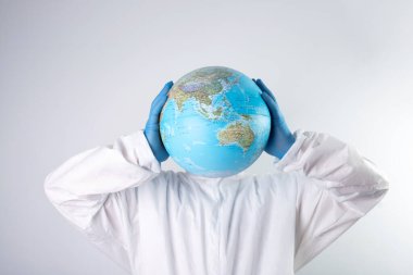 Dünya salgın tehlikesi kavramı. Dünya küresi ve silindir şapkası olan bir erkek doktor..