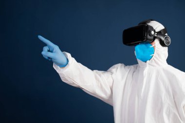 VR tıbbı. Doktor tıbbi amaçlar için sanal gerçeklik kulaklığı kullanıyor..