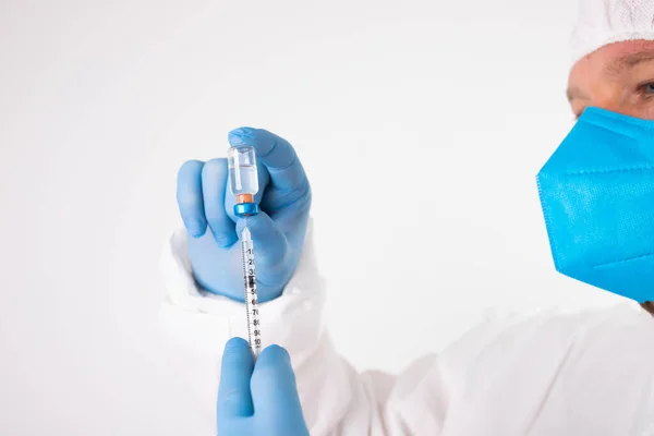 Covid Coronavirus Vaccine Vaccinationskoncept Lægens Hånd Blå Handsker Holder Medicin - Stock-foto