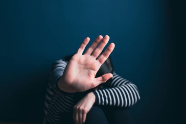 Kadın şiddeti ve istismar konsepti. Kadınlara ve insan kaçakçılığına yönelik aile içi şiddeti durdurun.