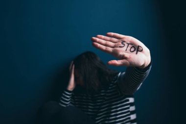 Kadın şiddeti ve istismar konsepti. Kadınlara ve insan kaçakçılığına yönelik aile içi şiddeti durdurun.