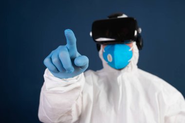 VR tıbbı. Doktor tıbbi amaçlar için sanal gerçeklik kulaklığı kullanıyor..