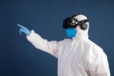 VR tıbbı. Doktor tıbbi amaçlar için sanal gerçeklik kulaklığı kullanıyor..