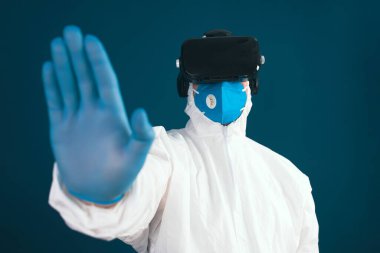 VR tıbbı. Doktor tıbbi amaçlar için sanal gerçeklik kulaklığı kullanıyor..