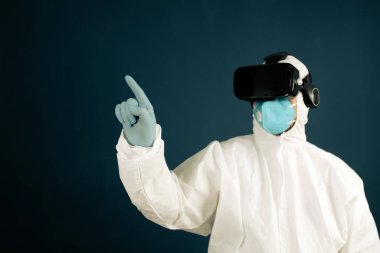 VR tıbbı. Doktor tıbbi amaçlar için sanal gerçeklik kulaklığı kullanıyor..