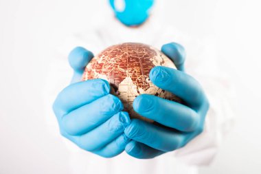 Dünya salgını tehlike kavramı. Dünya gezegenini koruyan doktorun elleri.