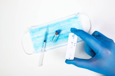 Düz bir aşı, test ve tıbbi maske. Coronavirus salgını sırasında önleme kavramı.