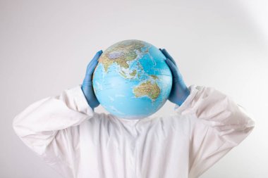 Dünya salgın tehlikesi kavramı. Dünya küresi ve silindir şapkası olan bir erkek doktor..