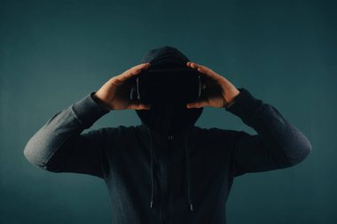 Metaverse dijital siber dünya teknolojisi. VR gözlüklü bir adam AR artırılmış realite oyunu ve eğlence oynuyor. NFT oyun fütüristik yaşam tarzı.