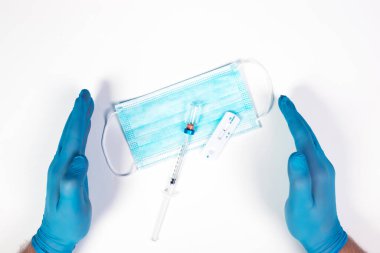 Düz bir aşı, test ve tıbbi maske. Coronavirus salgını sırasında önleme kavramı.