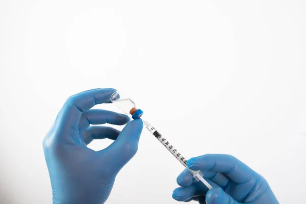 Covid Vaccin Mot Koronavirus Vaccinationskoncept Läkarens Hand Blå Handskar Håller — Stockfoto