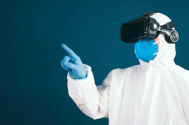 VR tıbbı. Doktor tıbbi amaçlar için sanal gerçeklik kulaklığı kullanıyor..