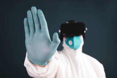 VR tıbbı. Doktor tıbbi amaçlar için sanal gerçeklik kulaklığı kullanıyor..
