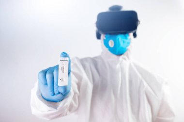 VR tıbbı. Doktor tıbbi amaçlar için sanal gerçeklik kulaklığı kullanıyor..