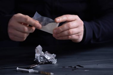 Bağımlı / bağımlı adam uyuşturucu hazırlıyor. Suç ve uyuşturucu bağımlılığı kavramı.