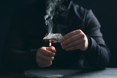 Bağımlı / bağımlı adam uyuşturucu hazırlıyor. Suç ve uyuşturucu bağımlılığı kavramı.